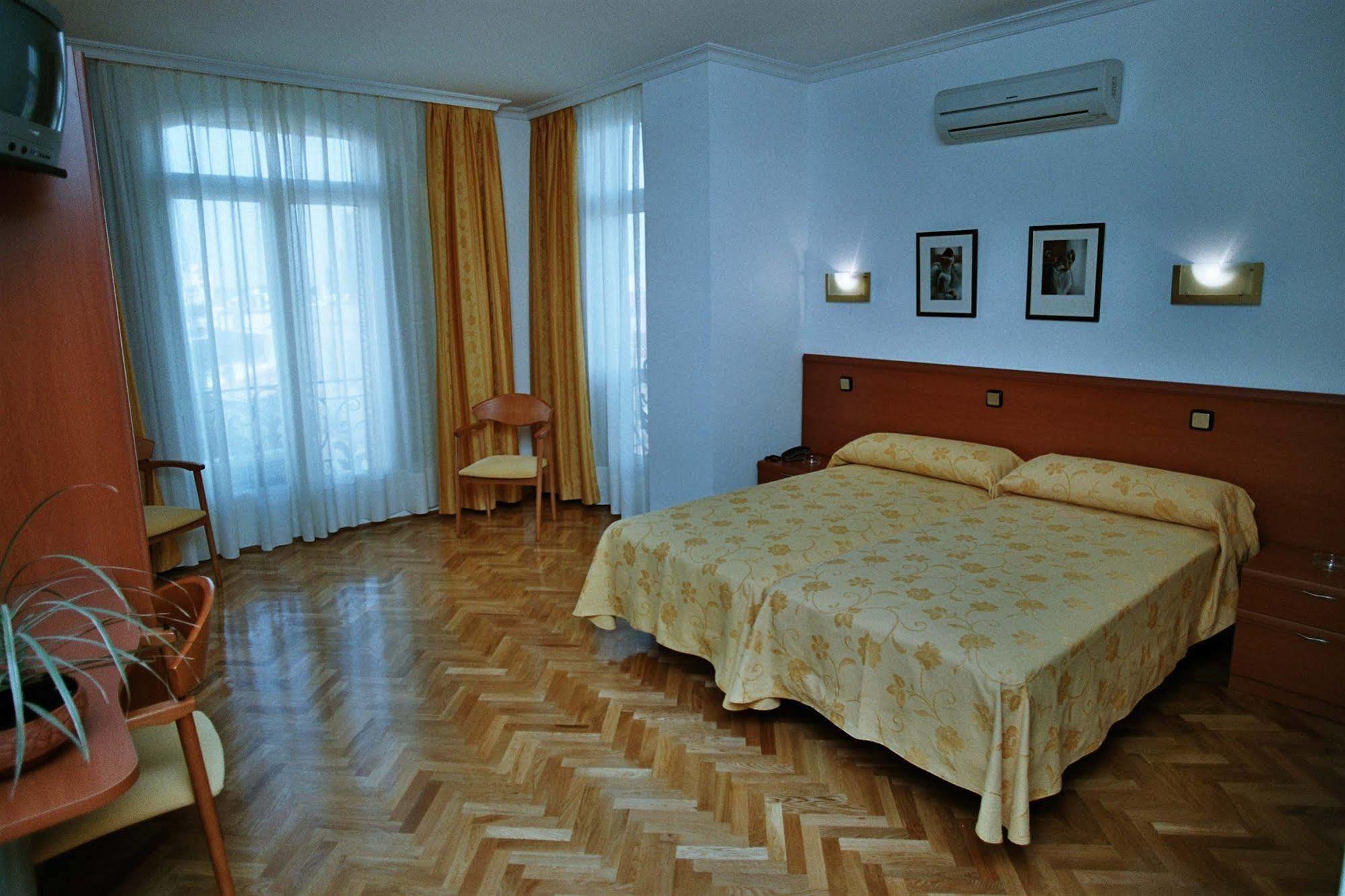 מדריד Hostal Luis XV מראה חיצוני תמונה