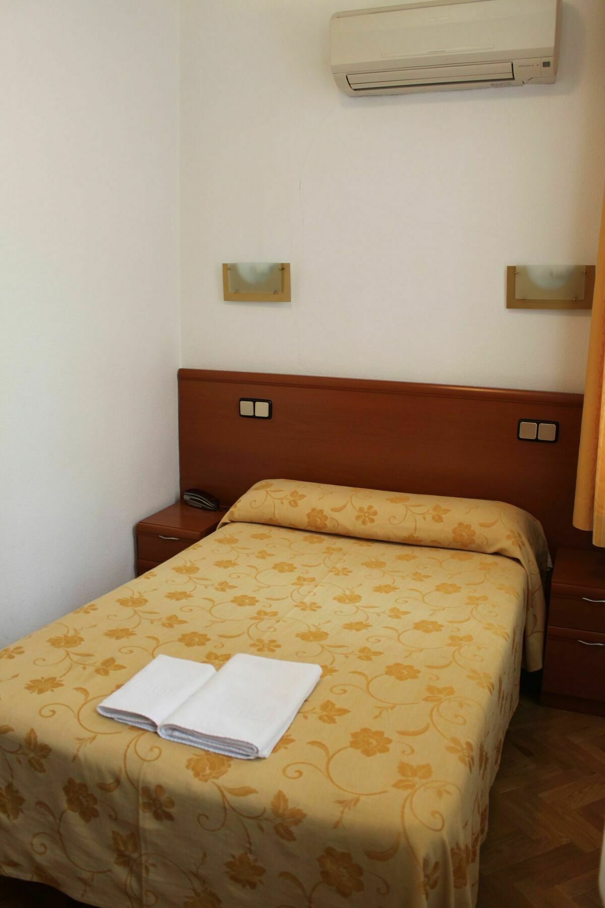 מדריד Hostal Luis XV מראה חיצוני תמונה