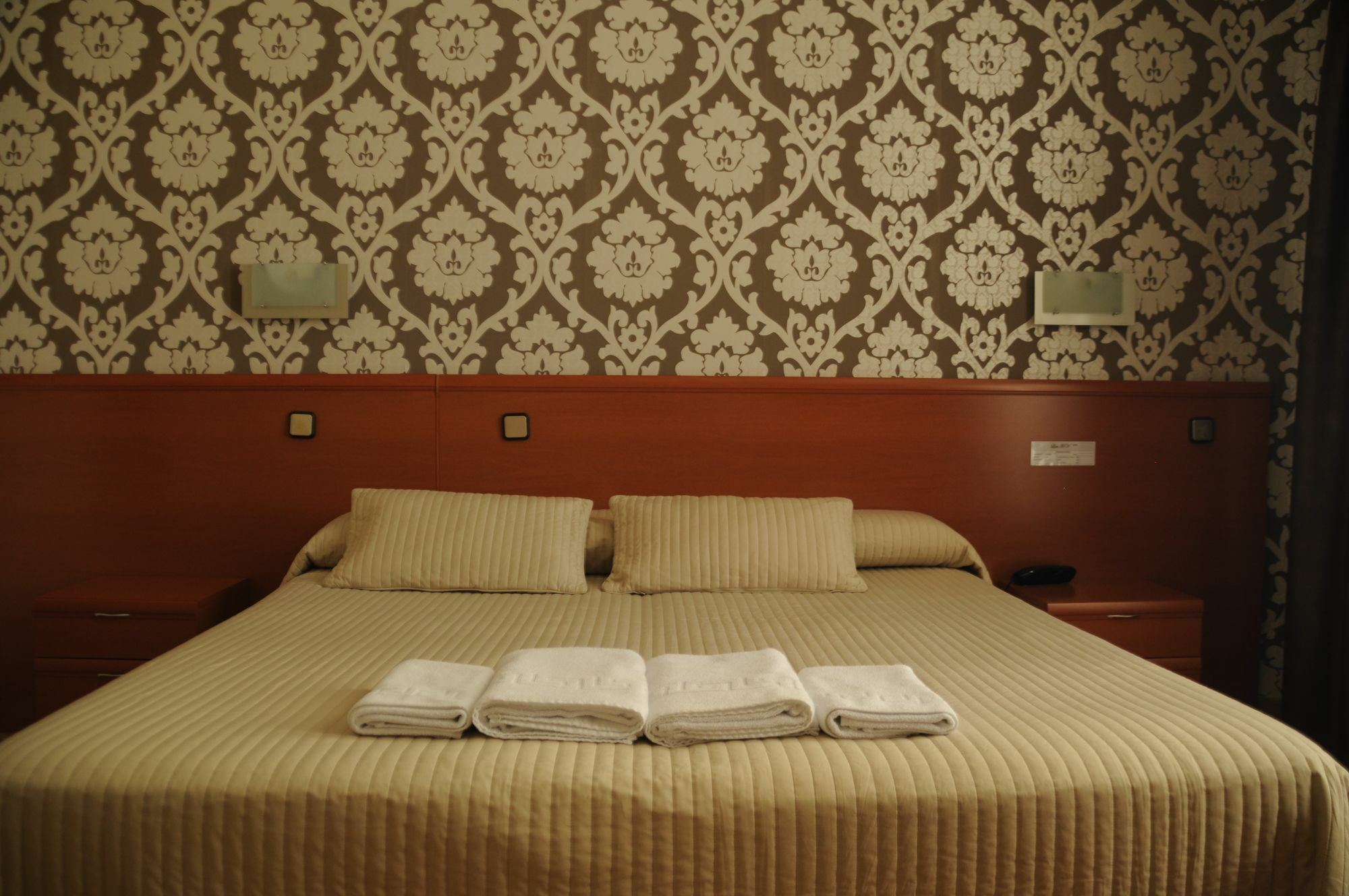 מדריד Hostal Luis XV מראה חיצוני תמונה
