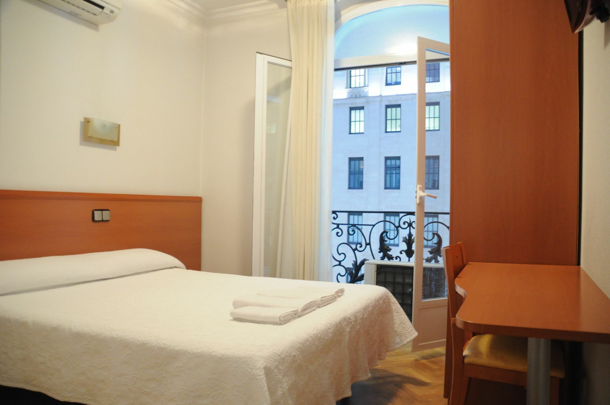 מדריד Hostal Luis XV מראה חיצוני תמונה